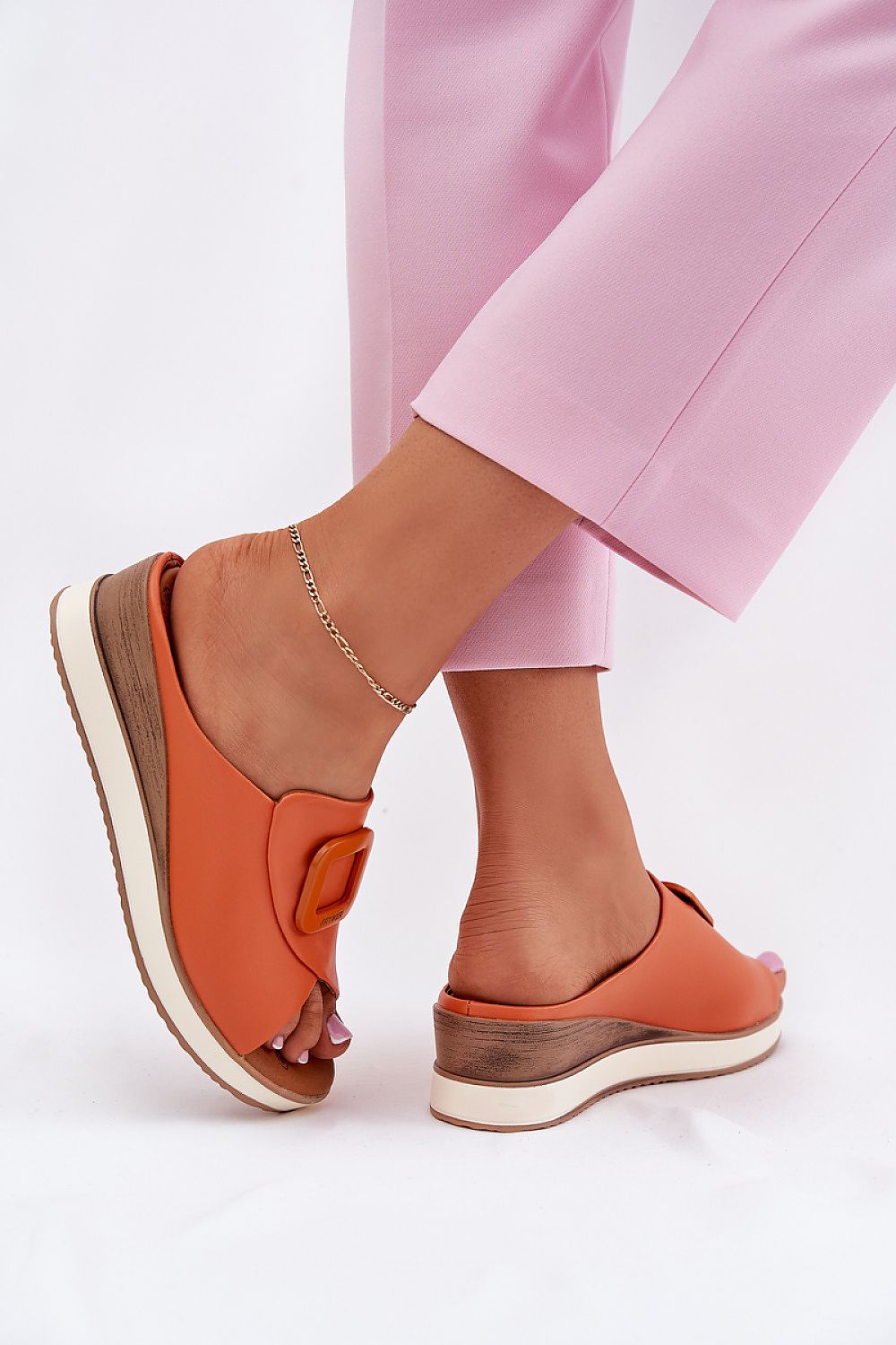 Sandalias de piel color naranja con cuña y hebilla cuadrada – Ivoluxt