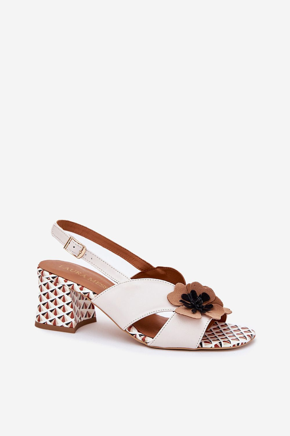 Sandalias Laura Messi en blanco roto con flores camel y negro y tacón columna.