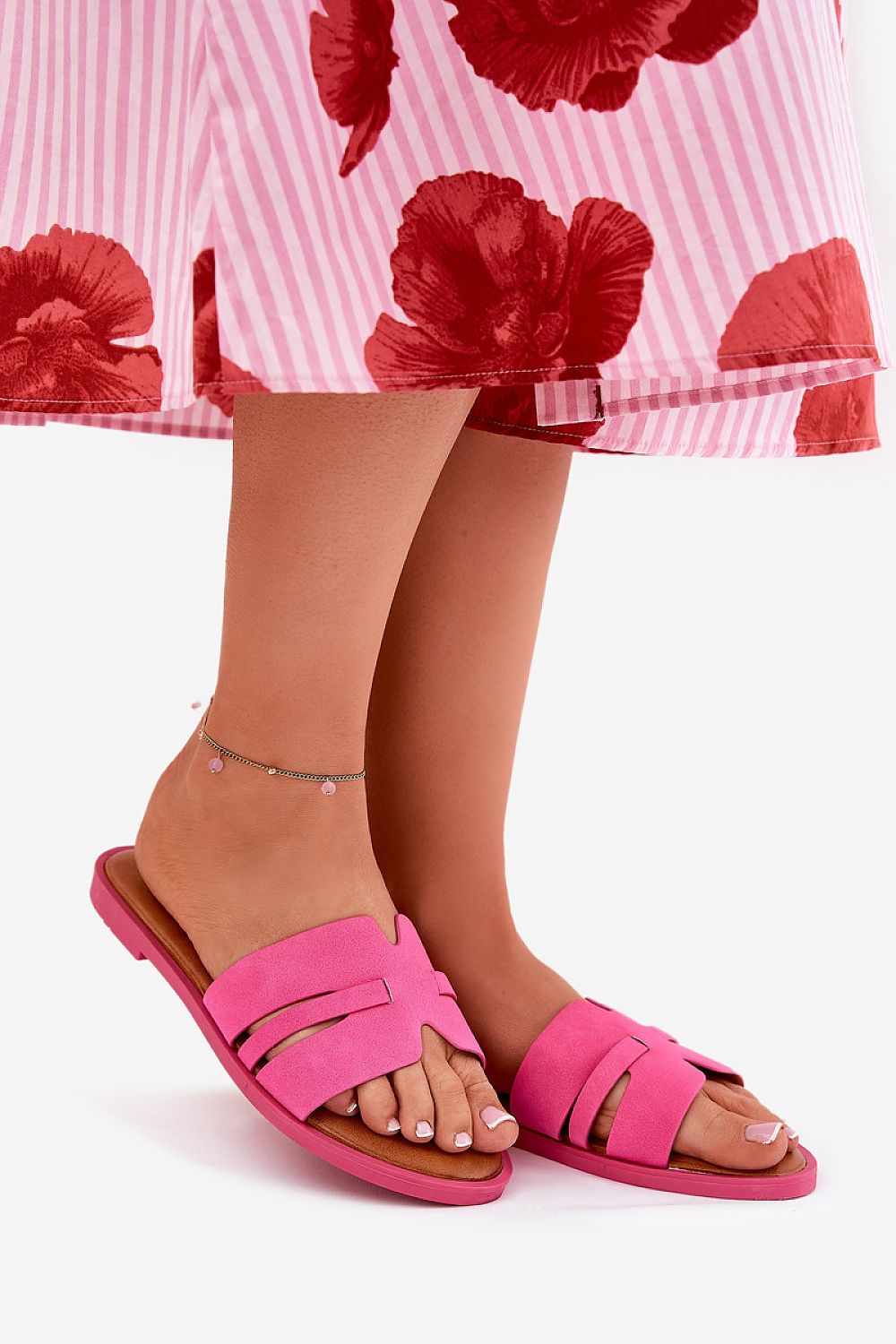 Sandalias planas fucsias con corte moderno y tira central