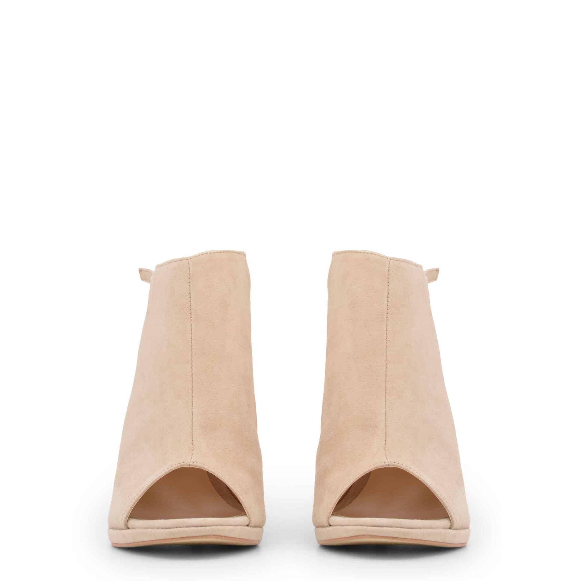 Vista frontal de sandalias elegantes beige