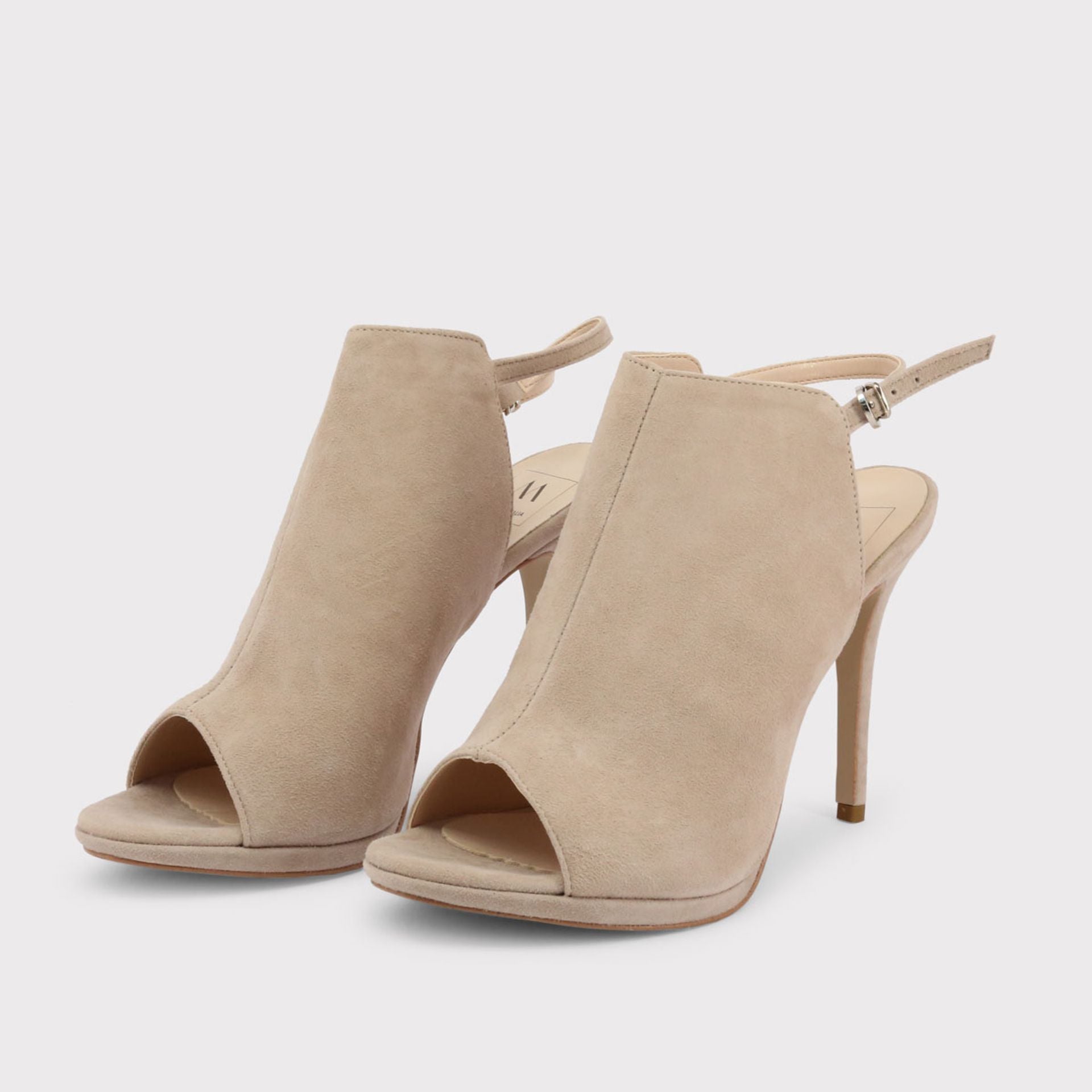 Sandalias de gamuza beige con tacón alto vistas de lado