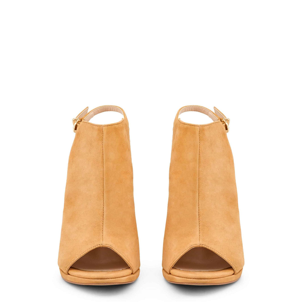 Vista frontal de sandalias elegantes camel