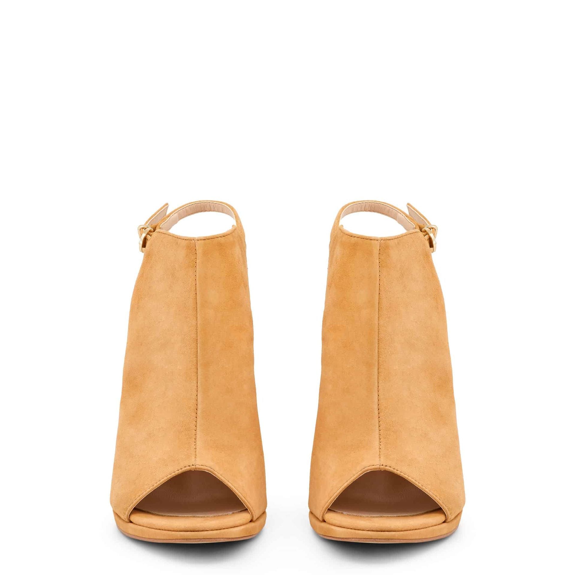 Vista frontal de sandalias elegantes camel
