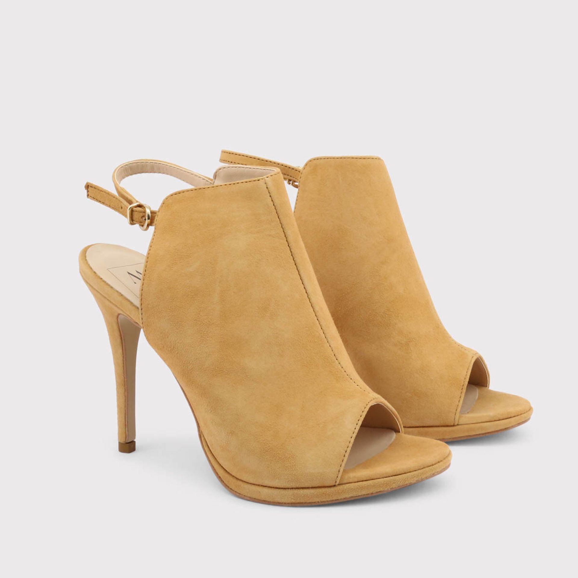 Sandalias de gamuza camel con tacón alto vistas de lado