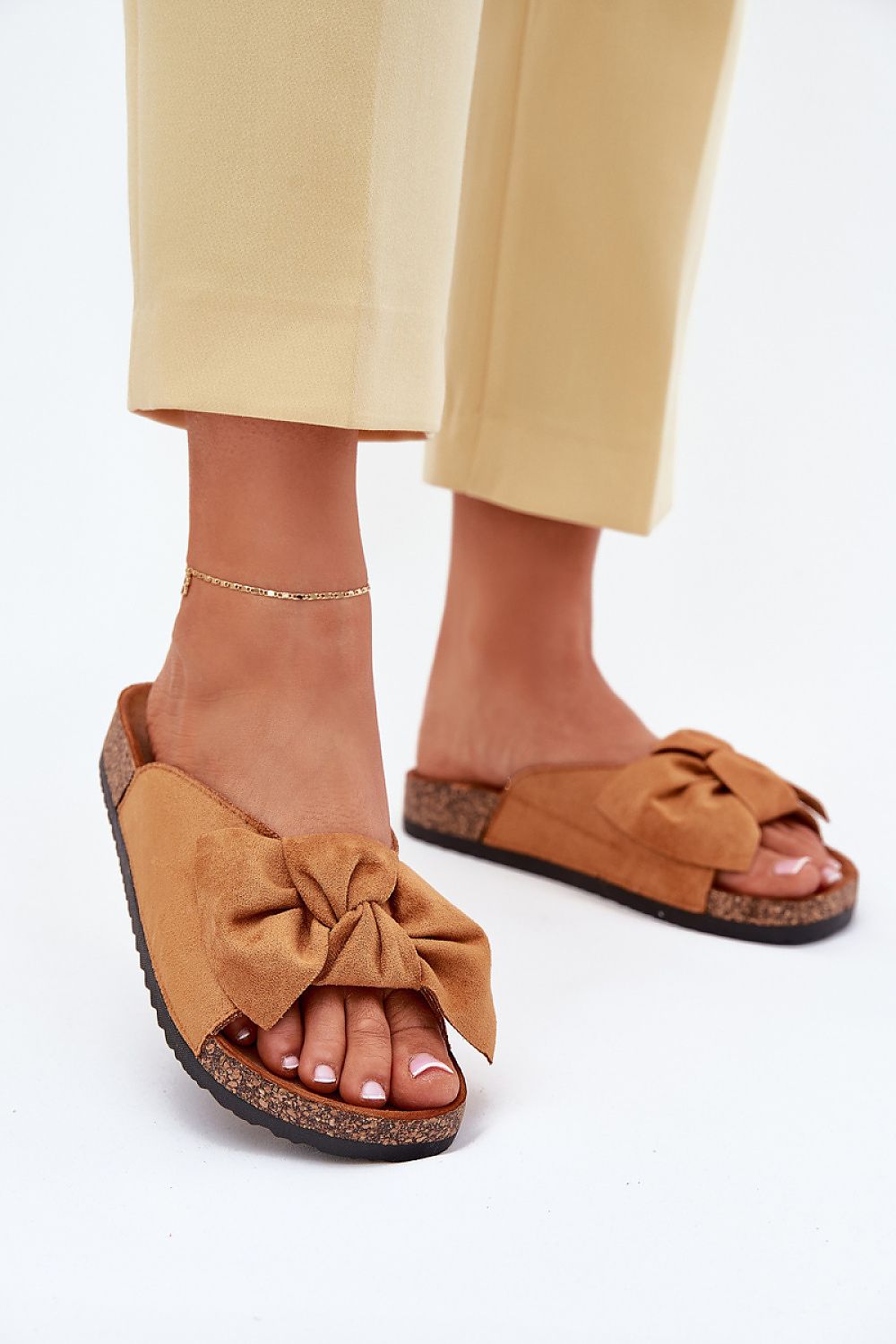 Sandalias planas en tono caramelo con lazo