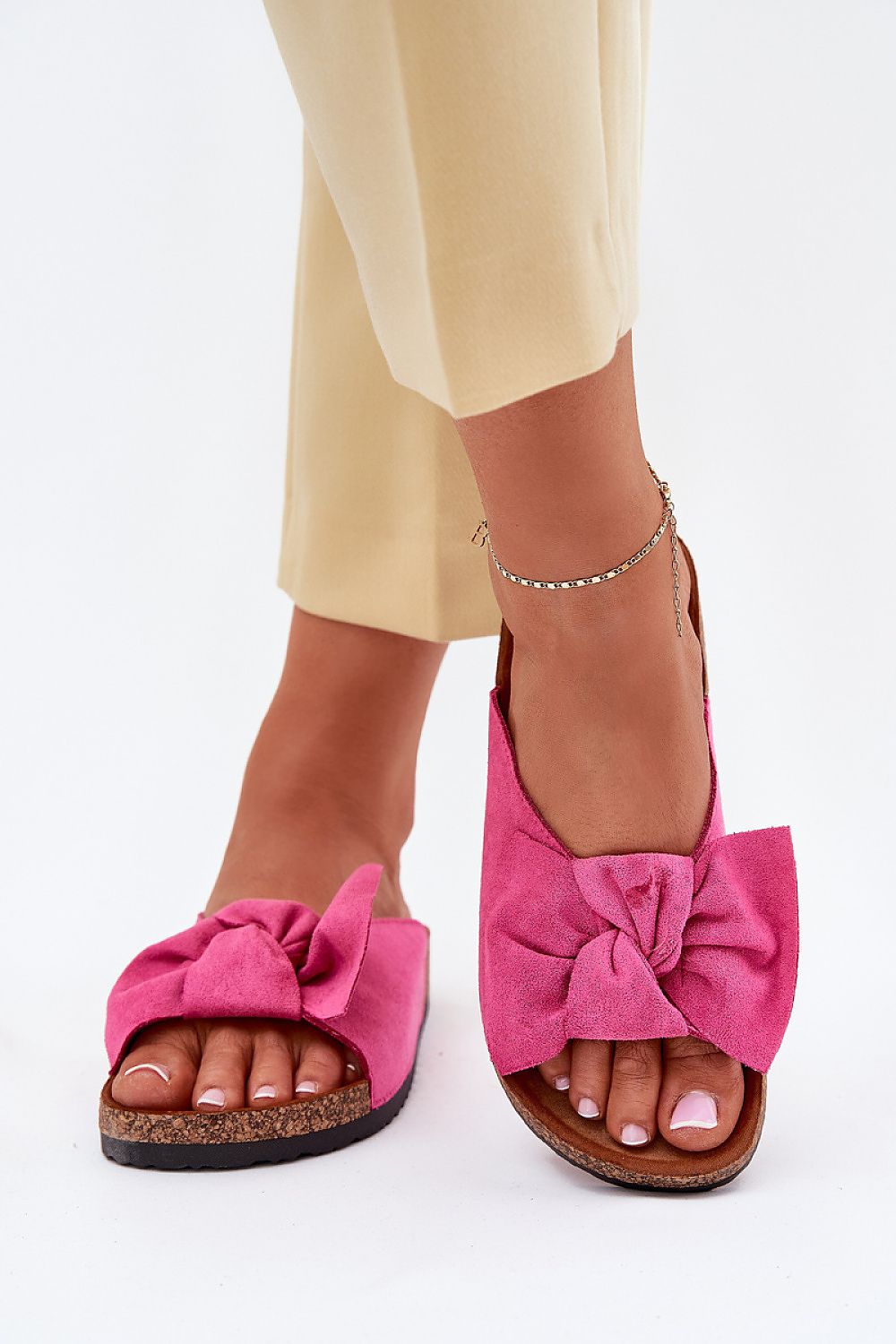 Sandalias fucsia atrevidas con moño decorativo