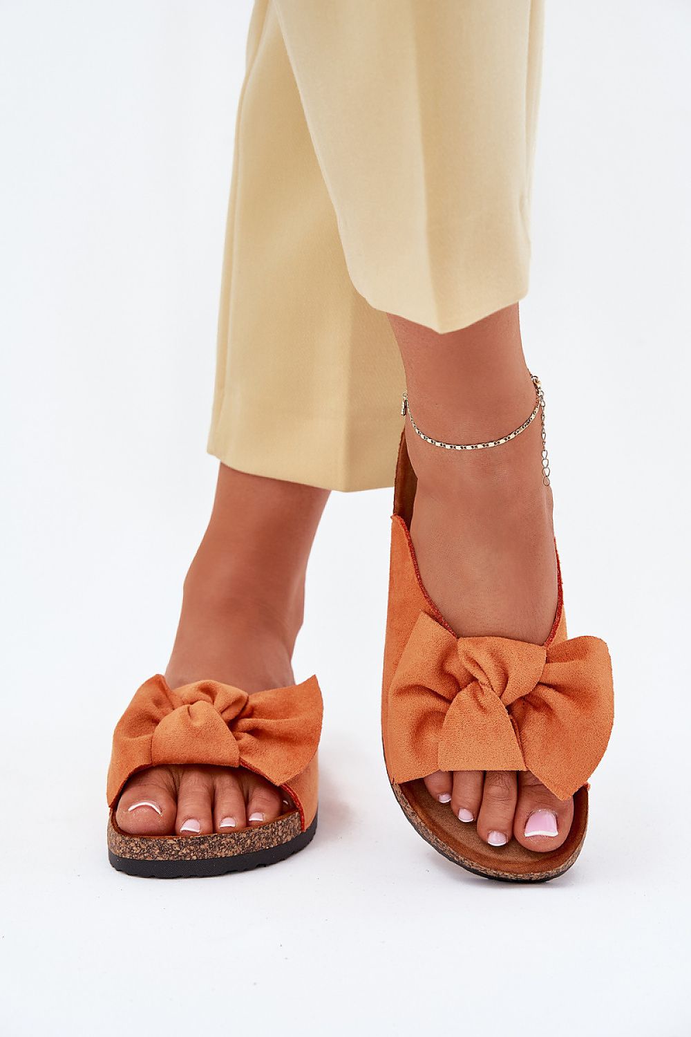 Sandalias planas naranja coral con lazo grande 