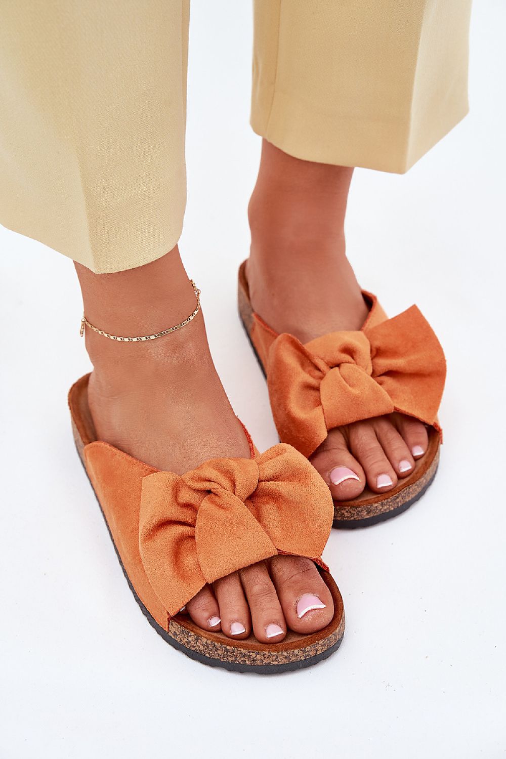 Sandalias planas naranja coral con lazo grande