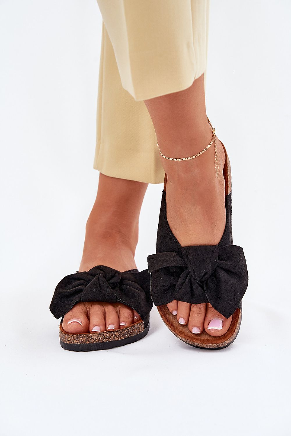  Sandalias negras planas con gran lazo y base de corcho
