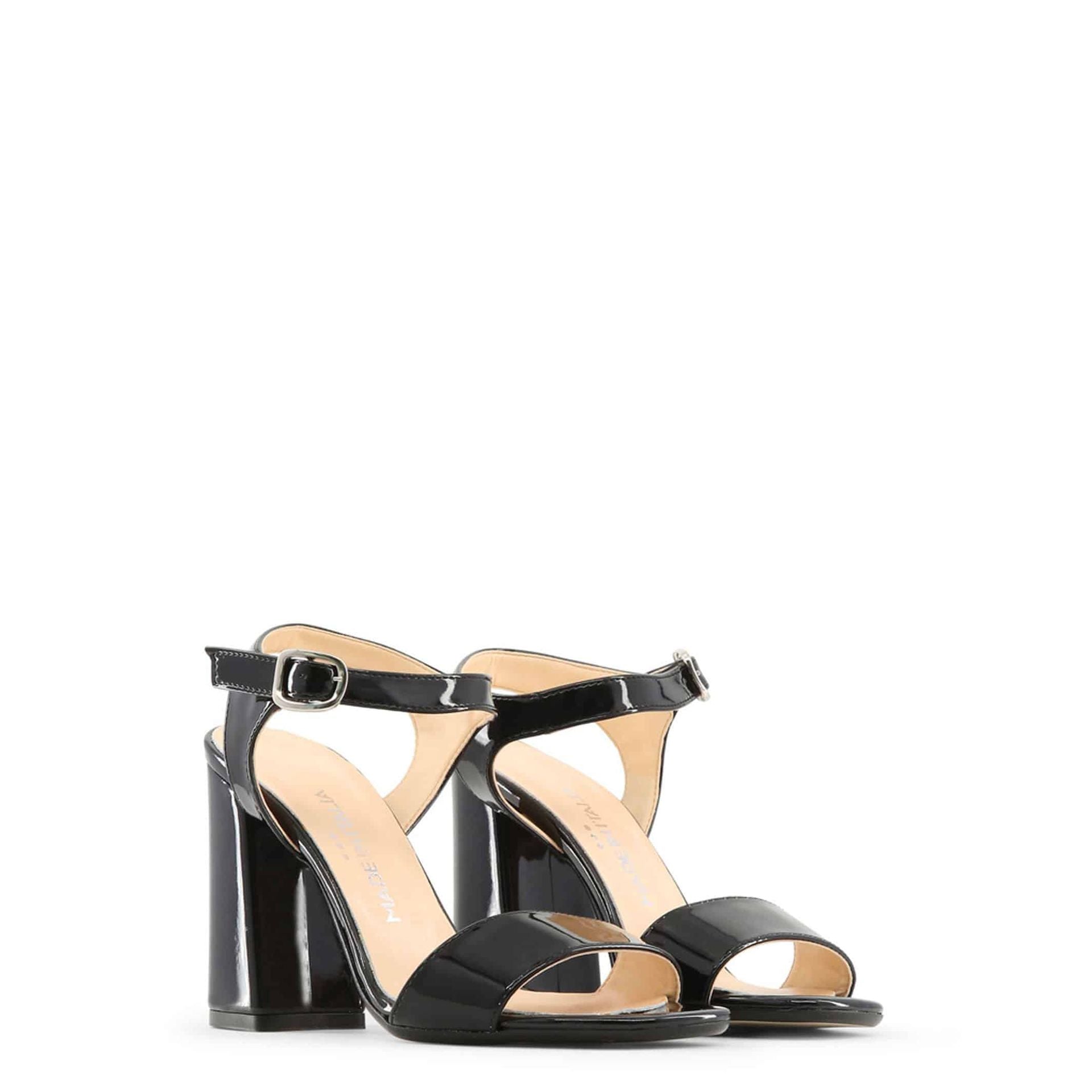 Sandalias negras elegantes con charol brillante