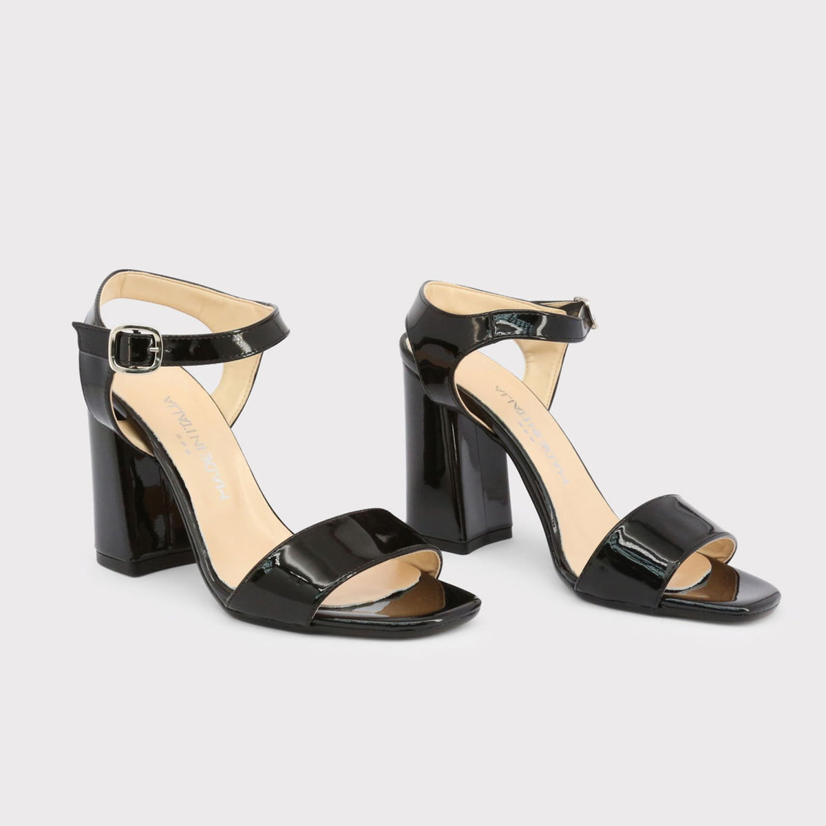 Sandalias negras elegantes con charol brillante