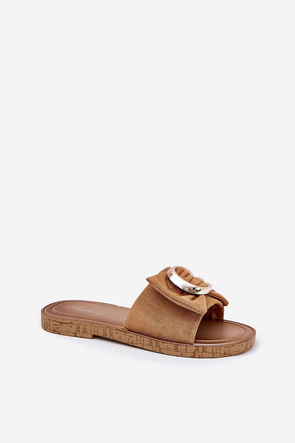 Vista lateral de sandalias planas en camel con diseño elegante