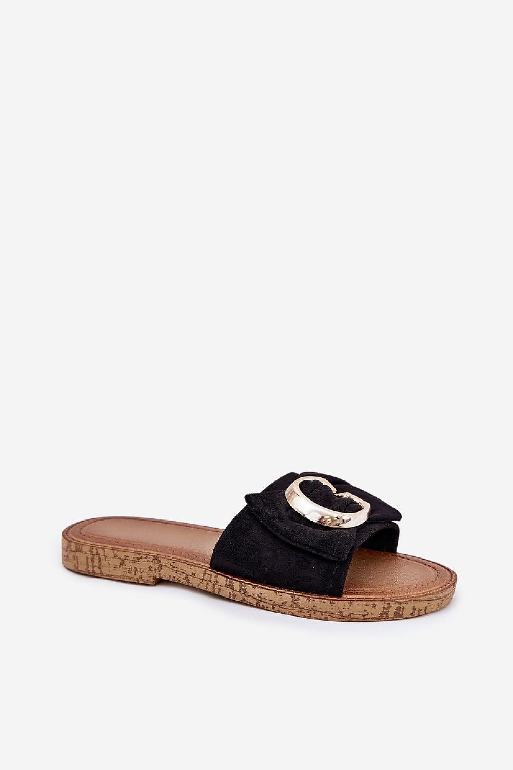 Look completo con sandalias negras planas de ante ecológico.