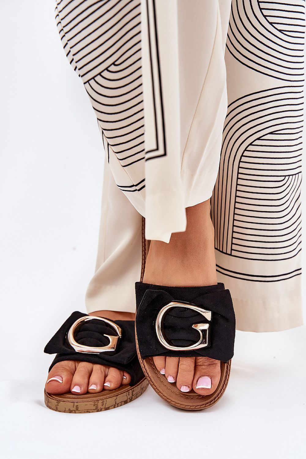 Sandalias negras con gran hebilla frontal dorada, diseño sofisticado