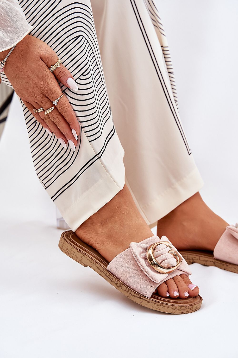 Look casual con sandalias planas rosa, outfit de verano elegante