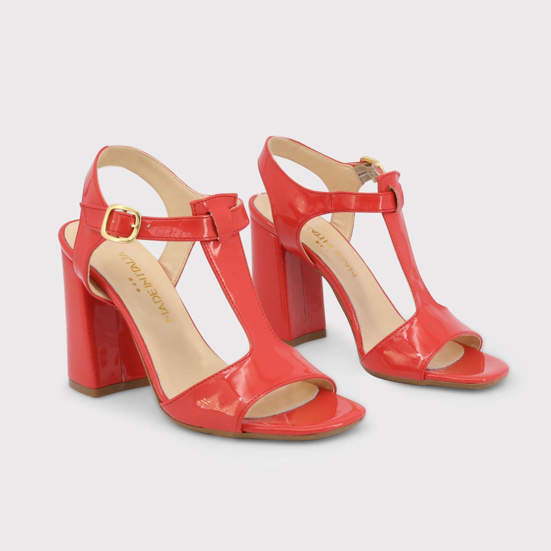 Sandalias rojas de charol con diseño en T