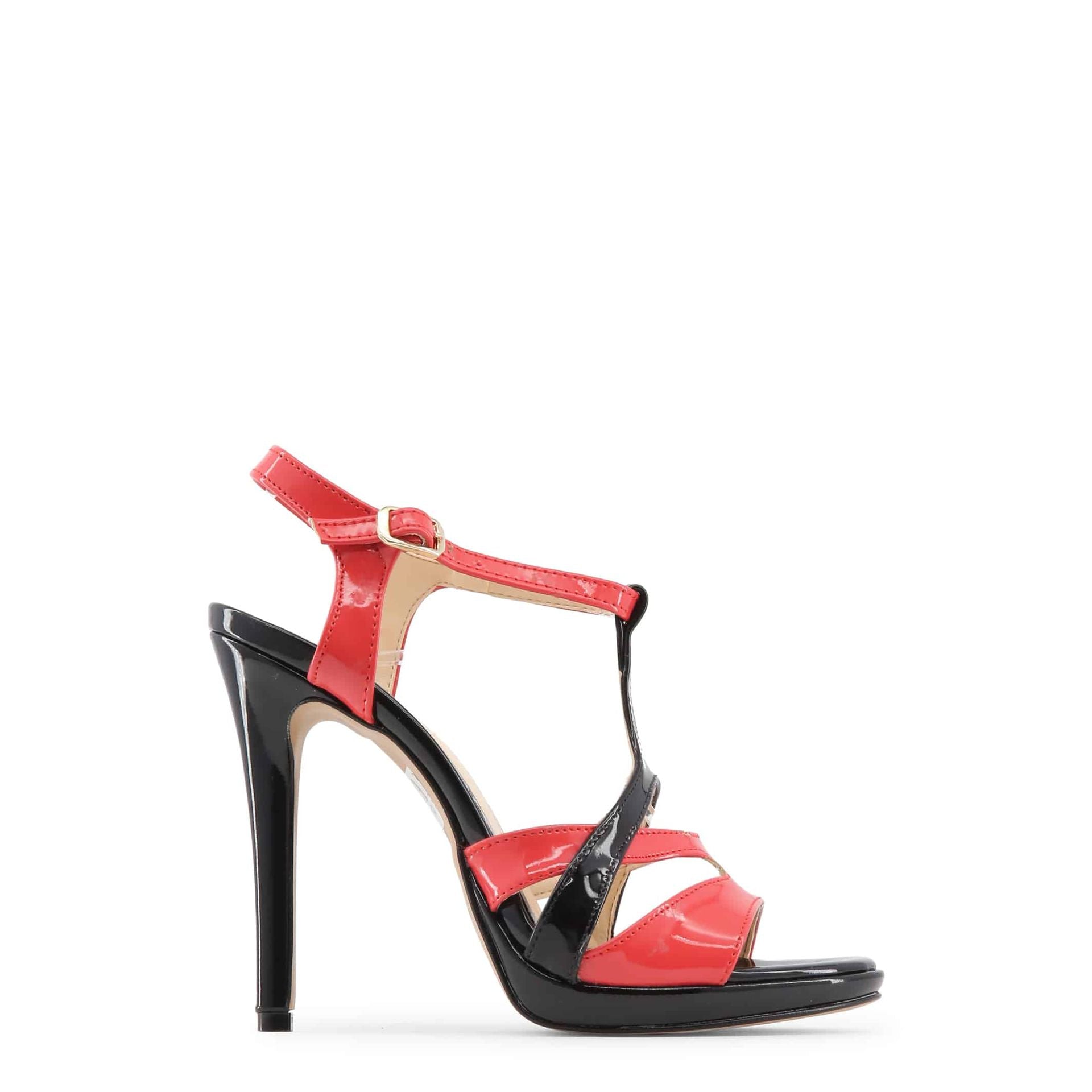 Lateral de sandalia roja y negra con tacón alto