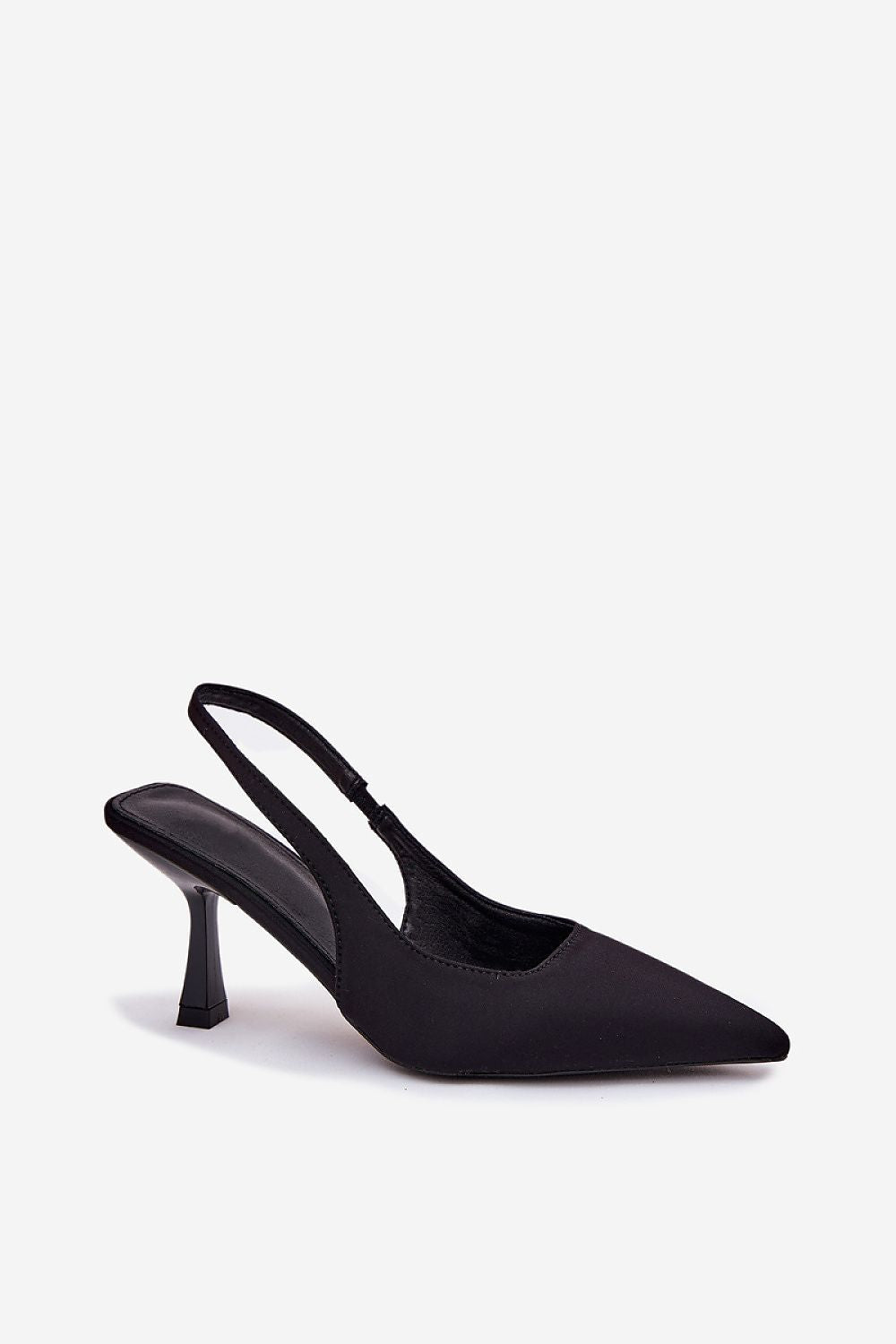 Zapatos de tacón negro con punta afilada y diseño slingback.