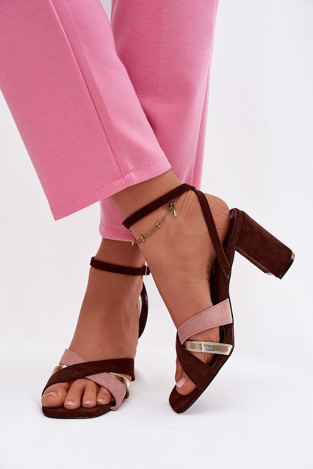 sandalias de tacón bloque en color-block marrón chocolate, rosa y tira dorada