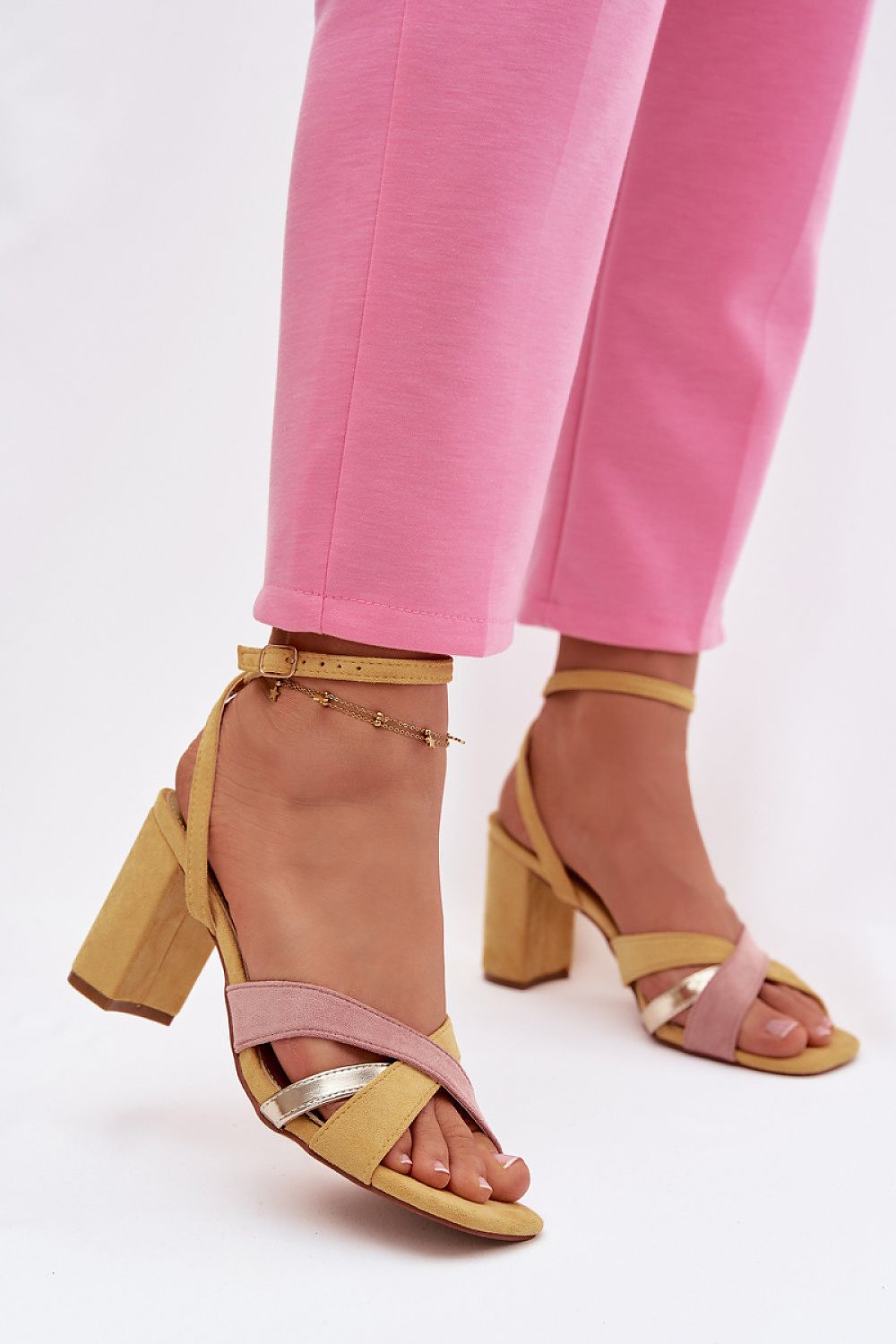 sandalias de tacón ancho Aura con tiras cruzadas en amarillo, rosa y dorado metalizado