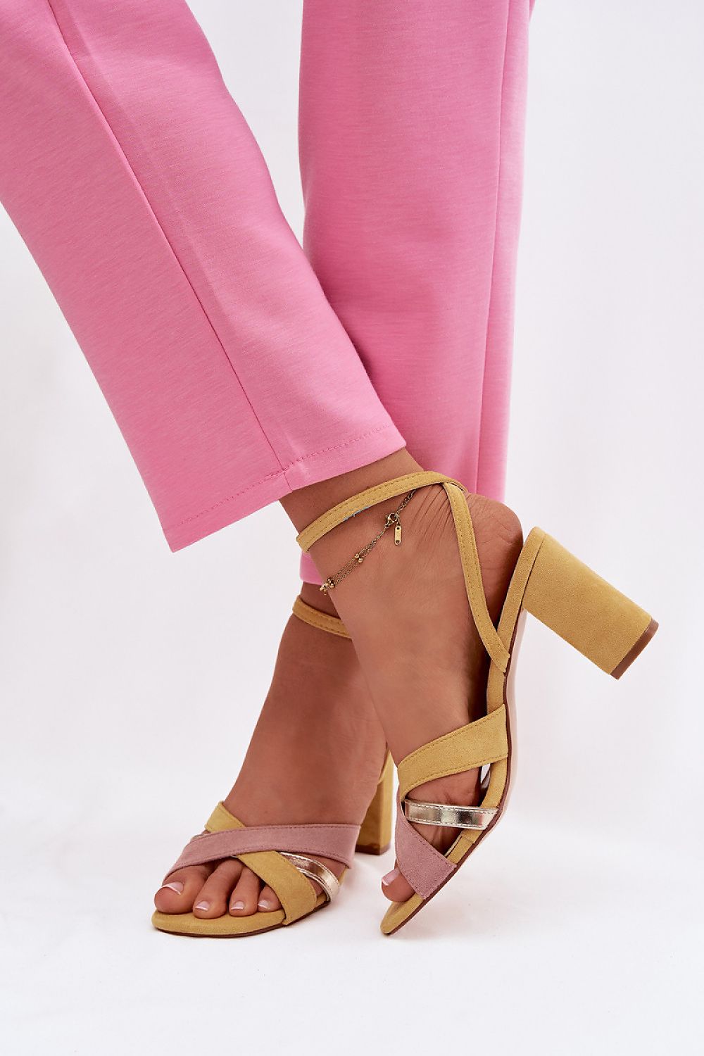 sandalias de tacón ancho Aura con tiras cruzadas en amarillo, rosa y dorado metalizado