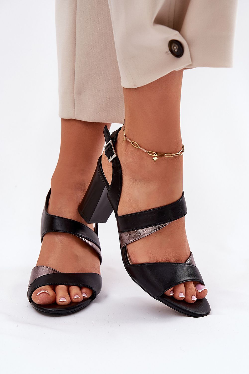 Sandalias negras con hebilla y tiras cruzadas