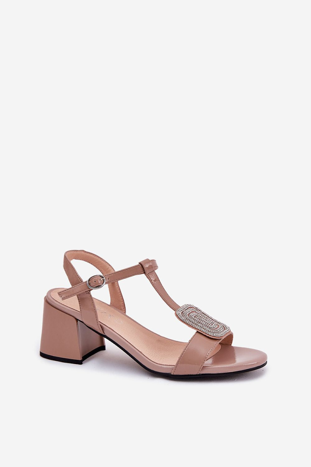 Sandalias nude en primer plano con anillos dorados y outfit elegante