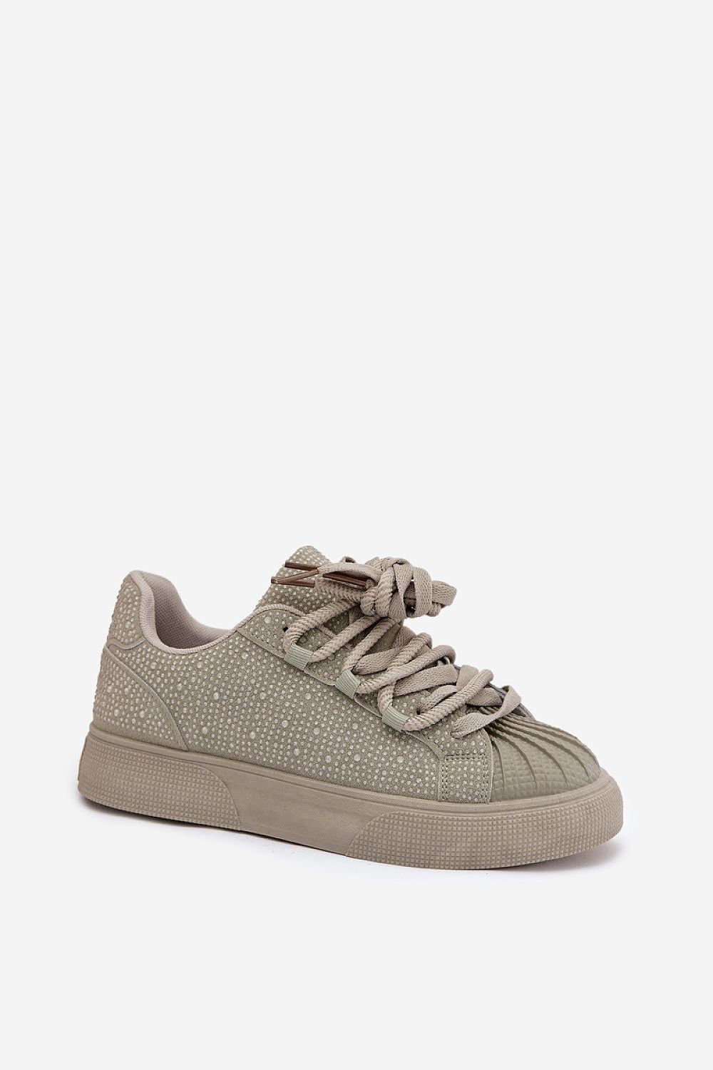Vista lateral de sneakers urbanas con strass y suela de plataforma de 3 cm en color taupe.