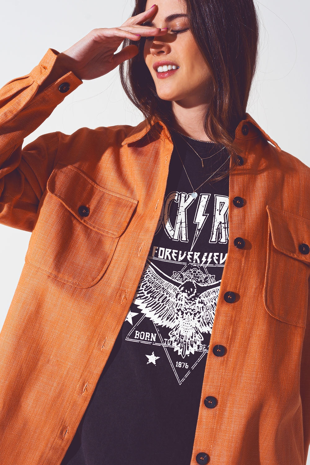 sobrecamisa naranja de algodón 100% con bolsillos en el pecho y corte amplio