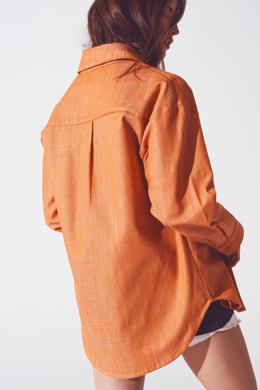 sobrecamisa naranja de algodón 100% con bolsillos en el pecho y corte amplio
