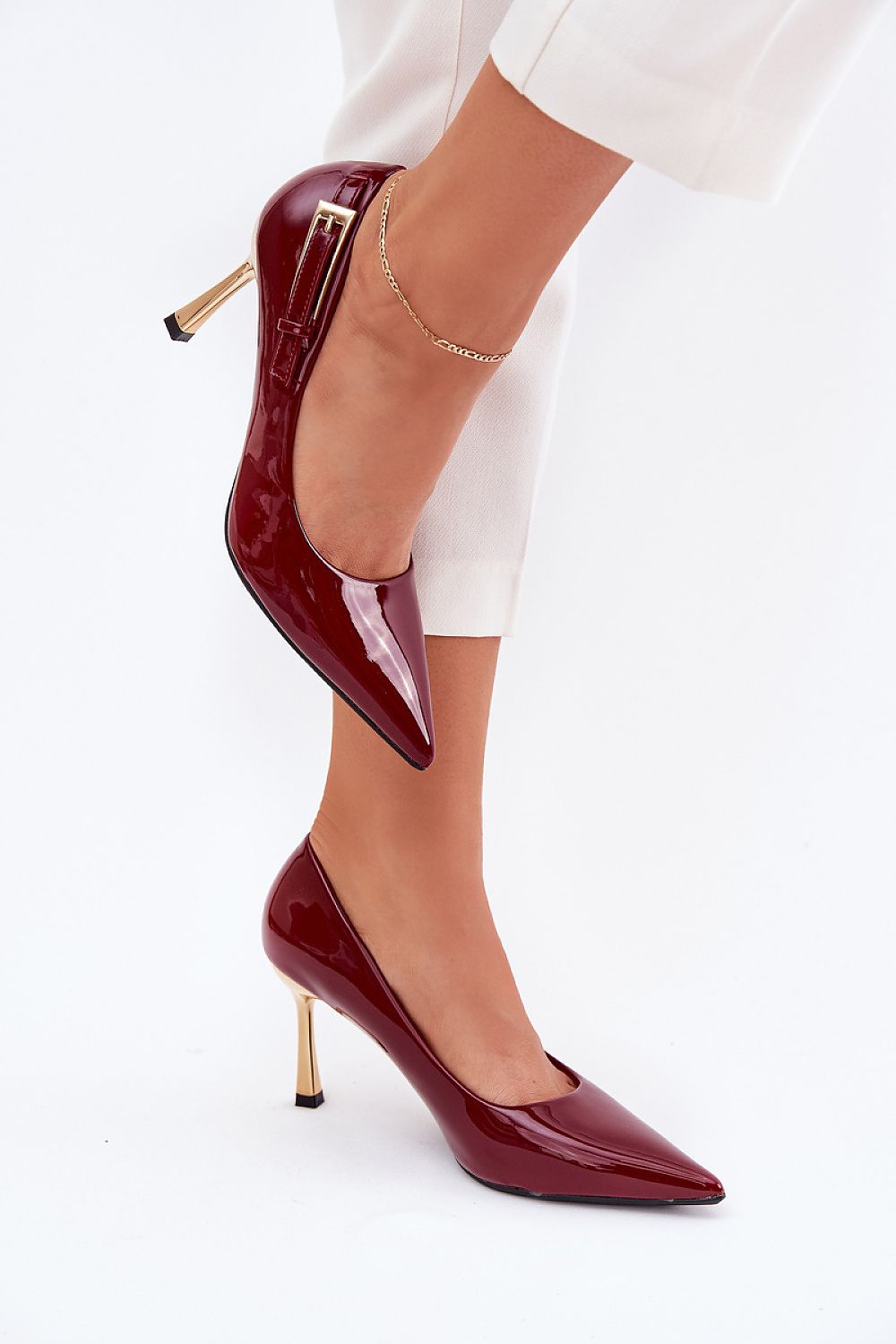 Zapatos stilettos de charol burdeos ideales para eventos