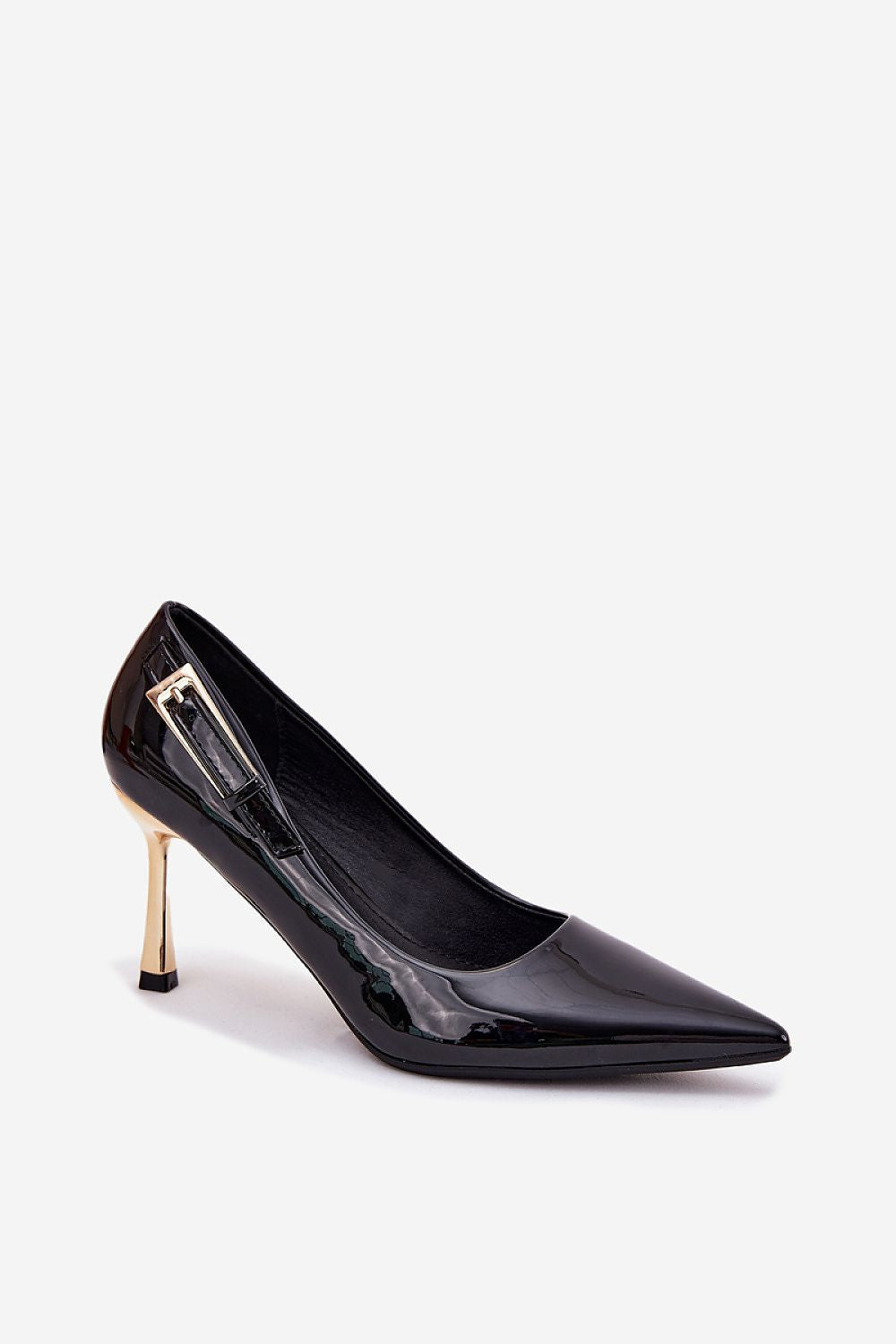 Zapatos stilettos negros con acabado brillante para eventos