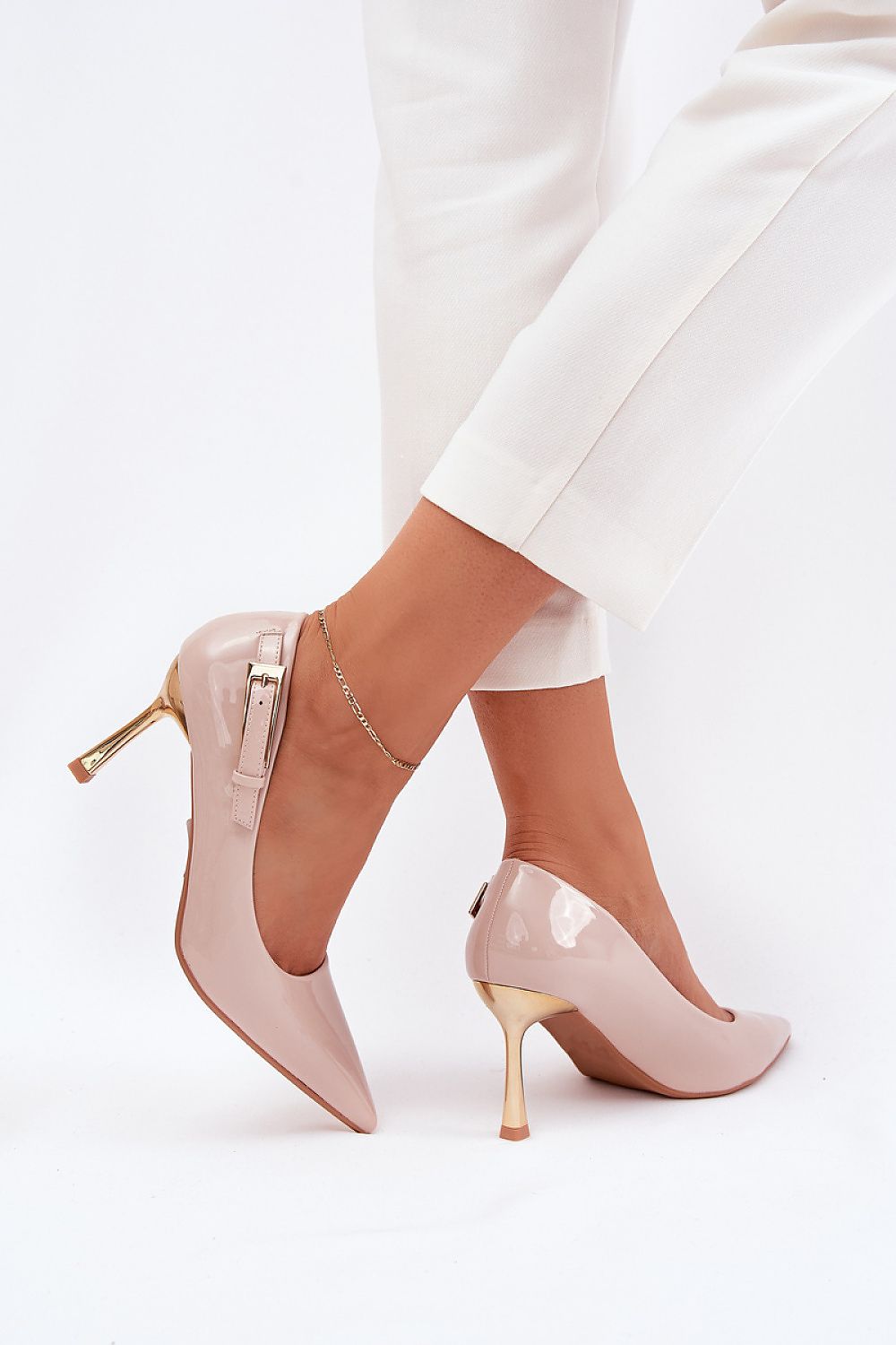 Stilettos nude con hebilla decorativa y diseño sofisticado