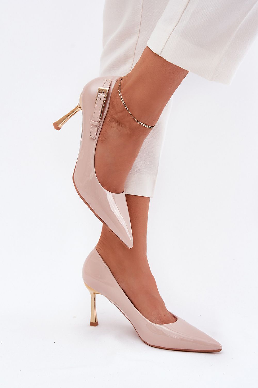 Stilettos nude con acabado charol y tacón dorado
