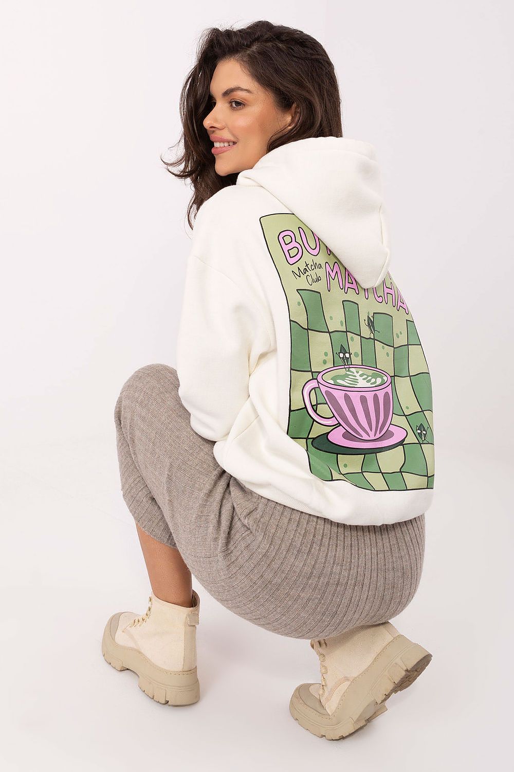 Sudadera blanca Matcha Club con gran estampado trasero colorido.