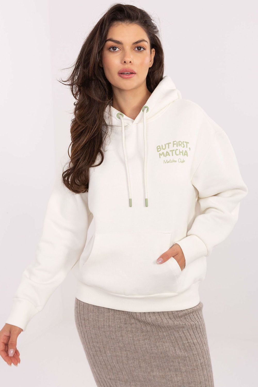 Mujer con sudadera blanca con capucha Matcha Club, vista frontal