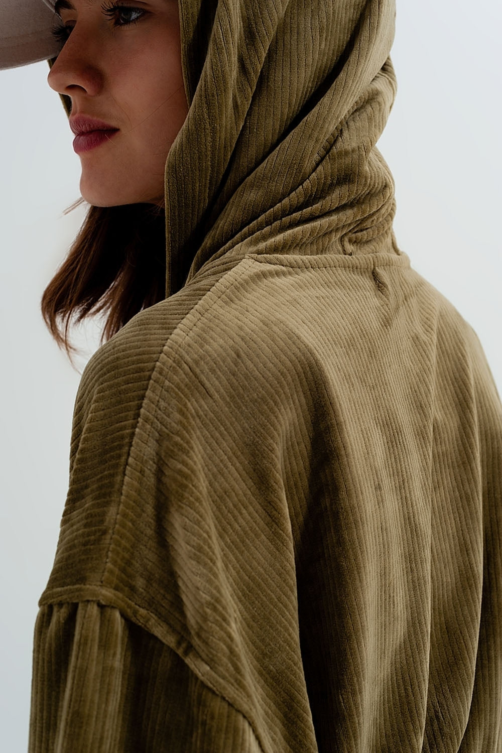 Sudadera con capucha y cremallera en verde