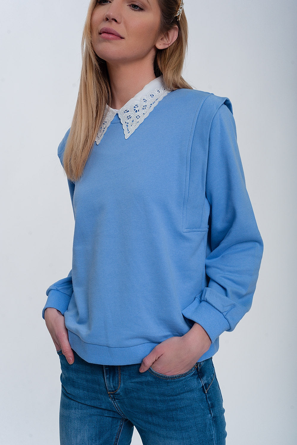 Sudadera estilo boyfriend con detalles llamativos en los hombros en color azul
