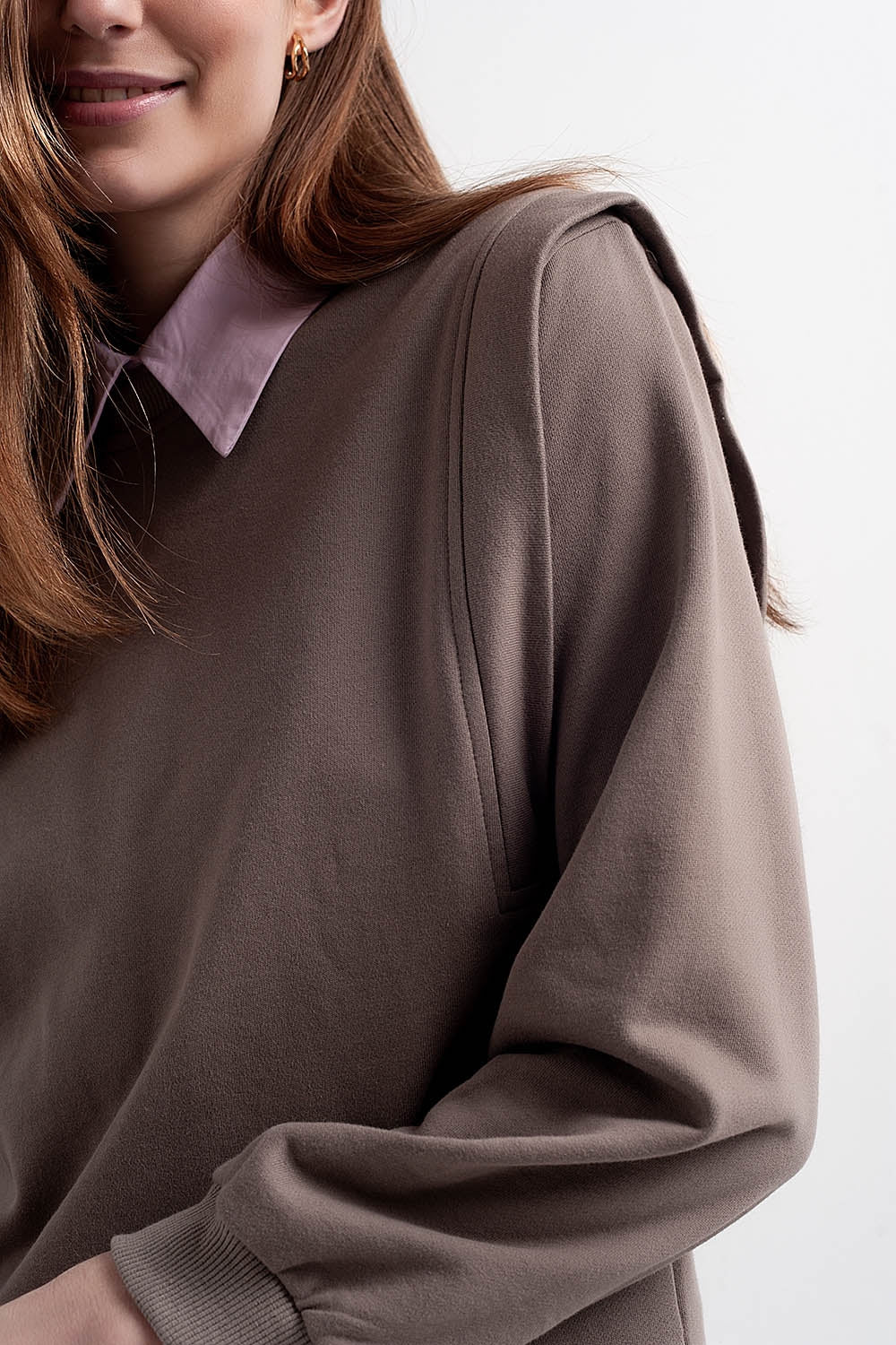 Sudadera estilo boyfriend con detalles llamativos en los hombros en color gris