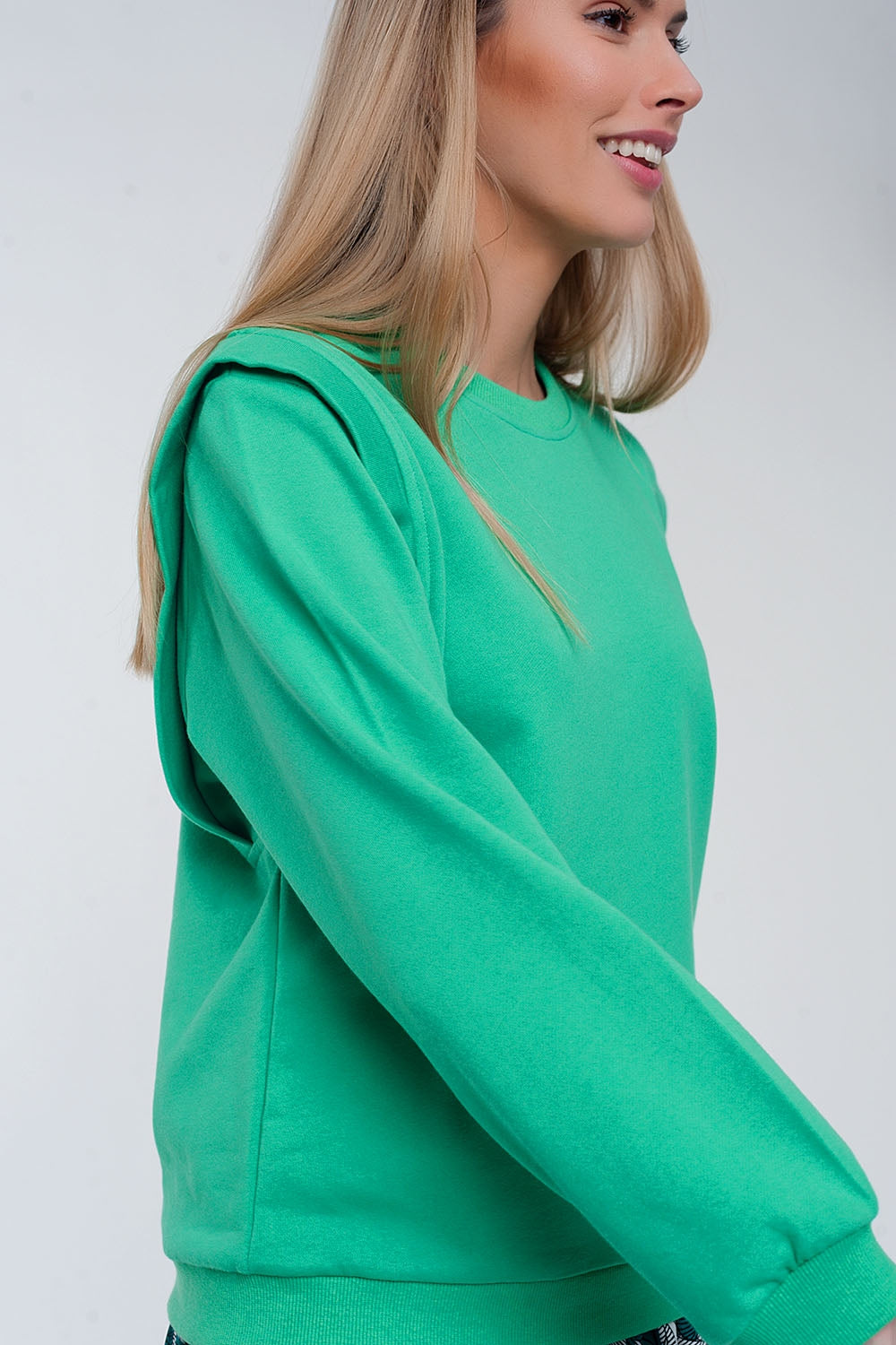 Sudadera estilo boyfriend con detalles llamativos en los hombros