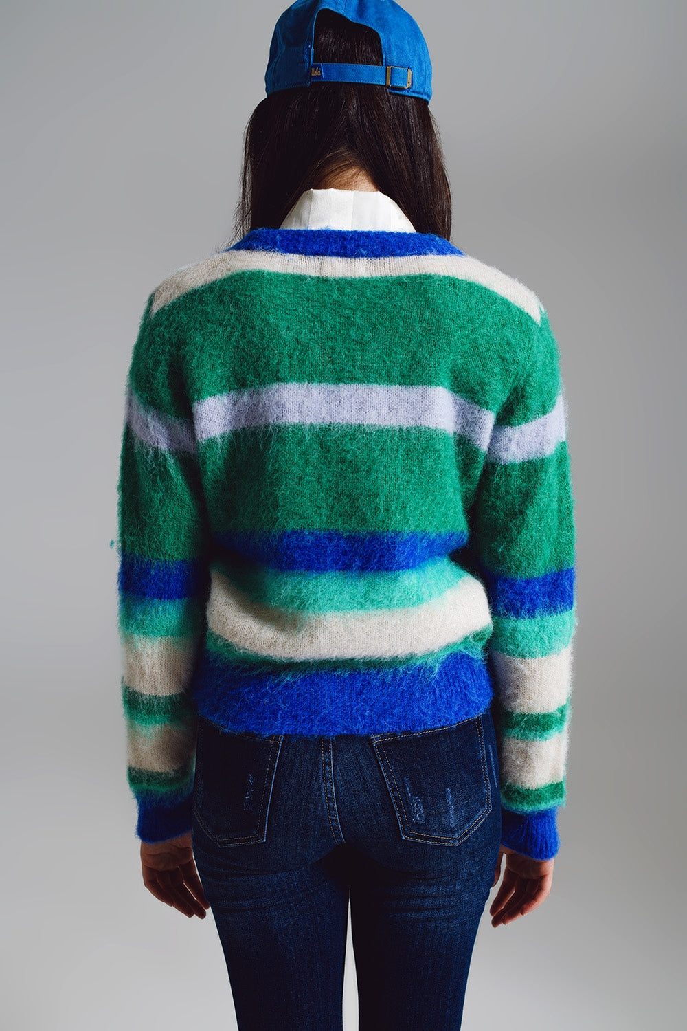 Vista de espalda de un jersey de punto suave y peludo con rayas anchas en azul, verde y blanco.
