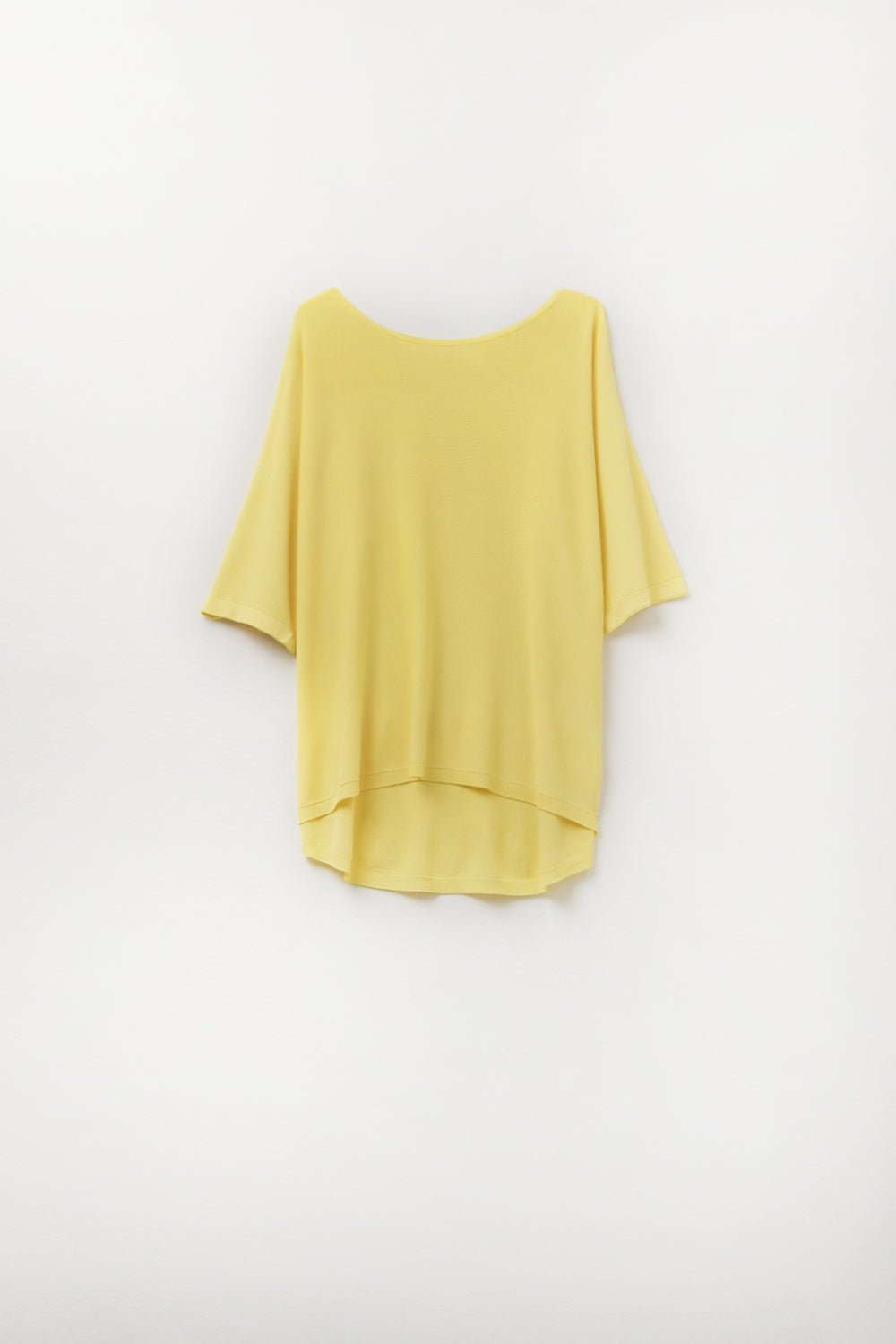 Suéter amarillo oversize con mangas hasta el codo