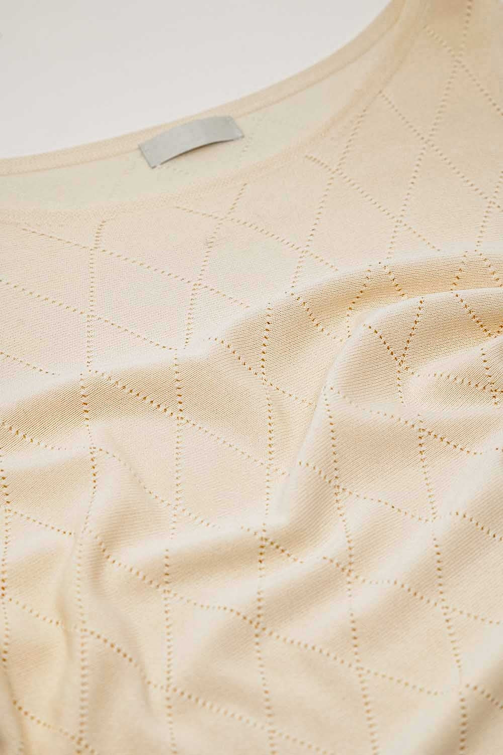 Suéter beige con estampado de rombos y cuello barco