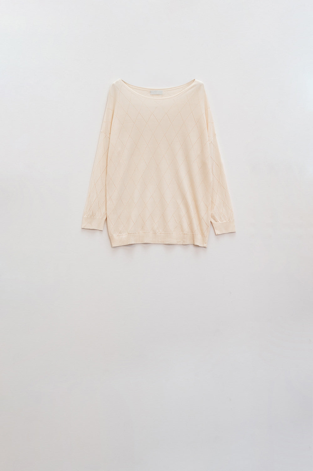 Q2 Suéter beige con estampado de rombos y cuello barco