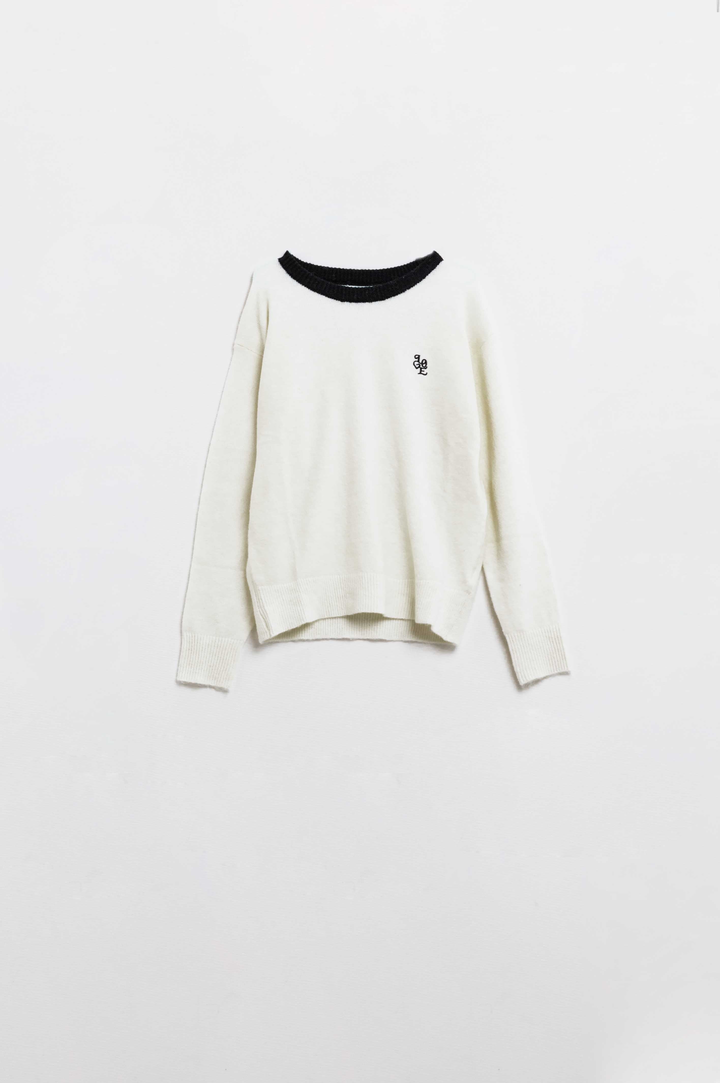 Suéter blanco con cuello en contraste y logo Love en el pecho.