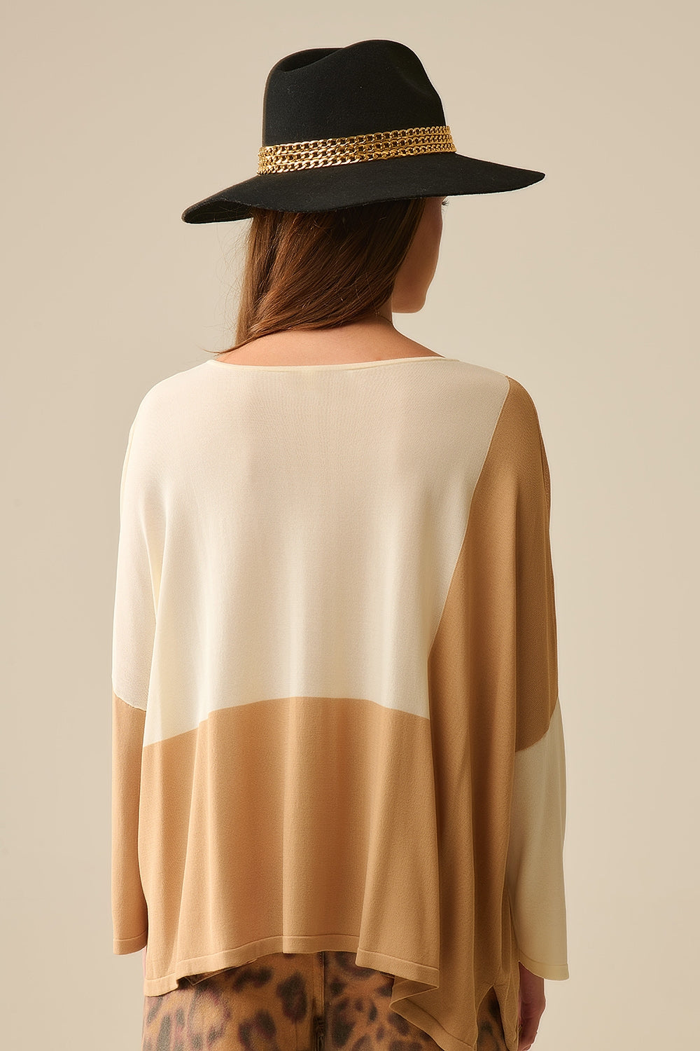 sueter color block con mangas de murcielago En Blanco y camel