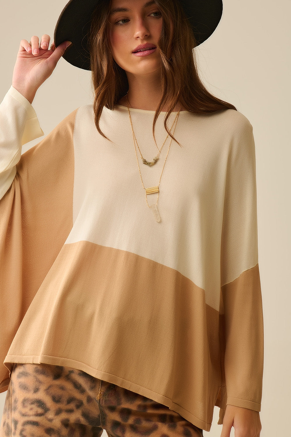 sueter color block con mangas de murcielago En Blanco y camel