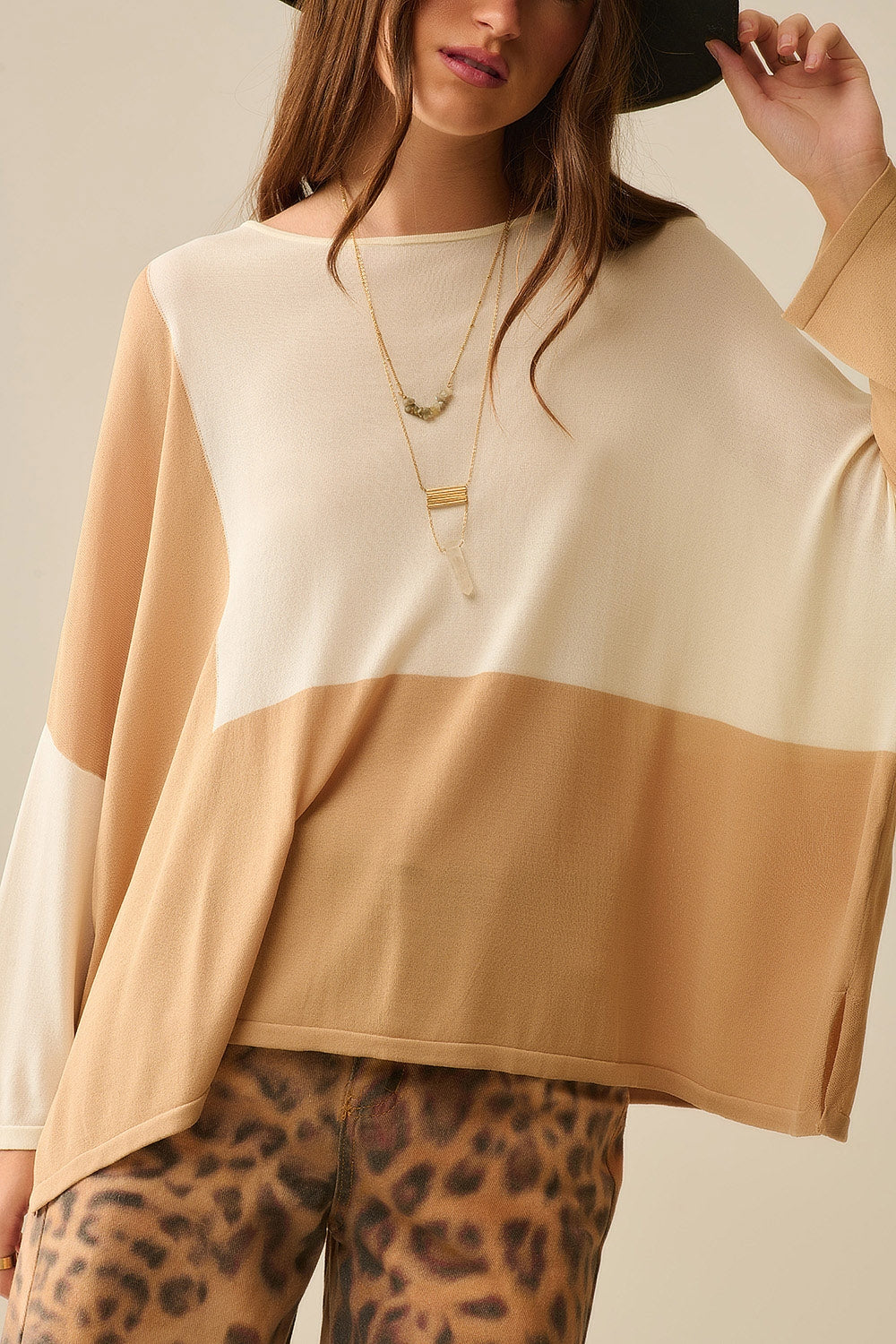 sueter color block con mangas de murcielago En Blanco y camel