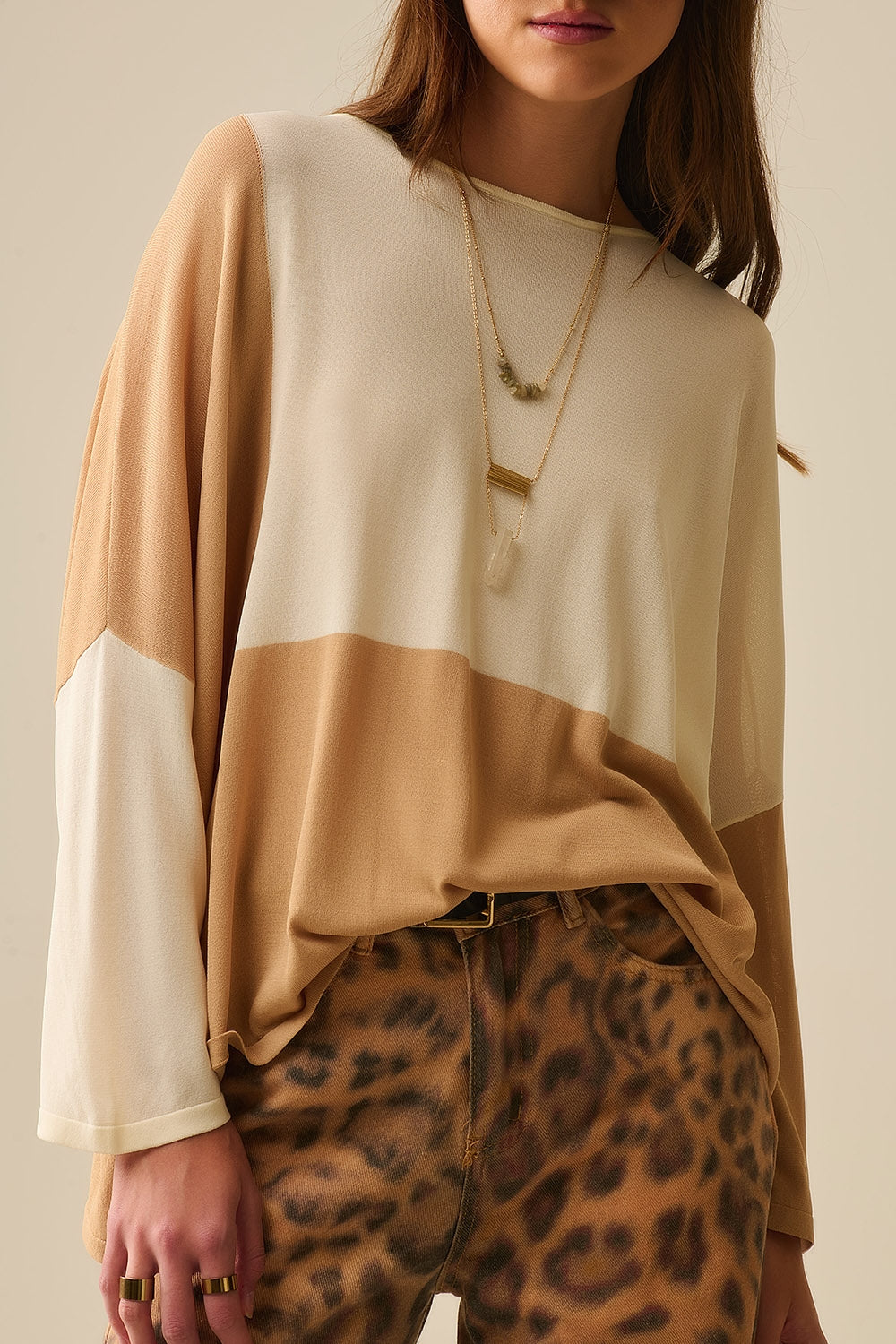 sueter color block con mangas de murcielago En Blanco y camel