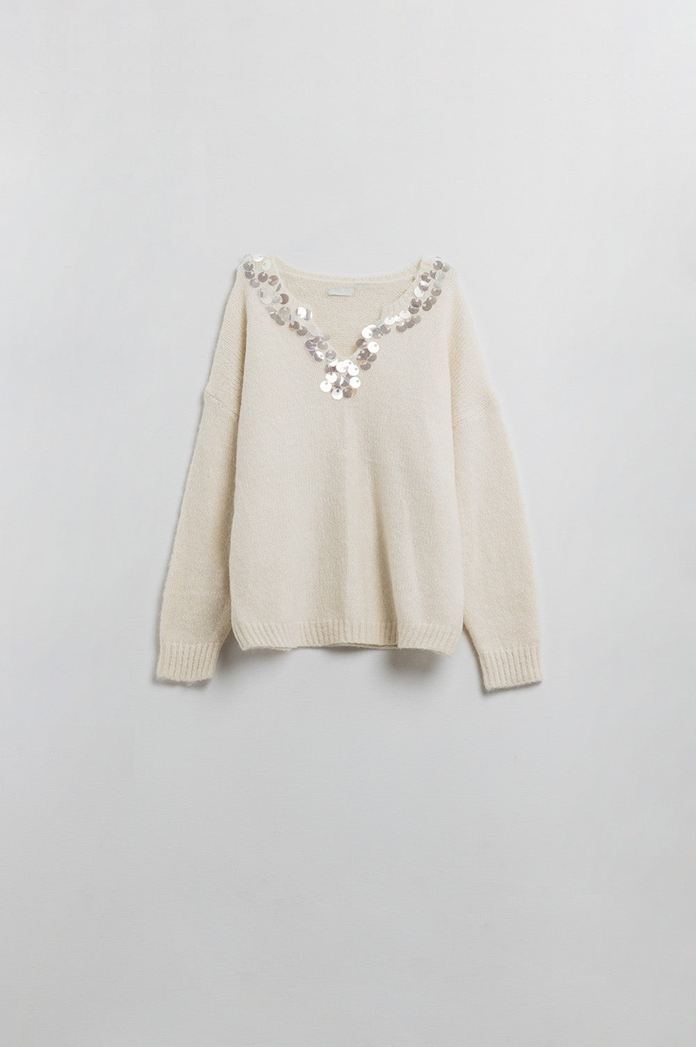 Suéter crema con cuello en V y detalle de lentejuelas